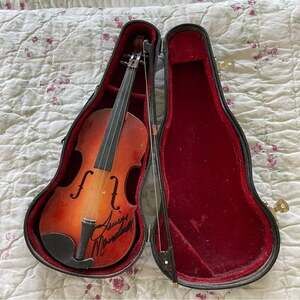Mini Violin Signed By Louise Mandrell So cute & sweet! Approximately 10 1/2”